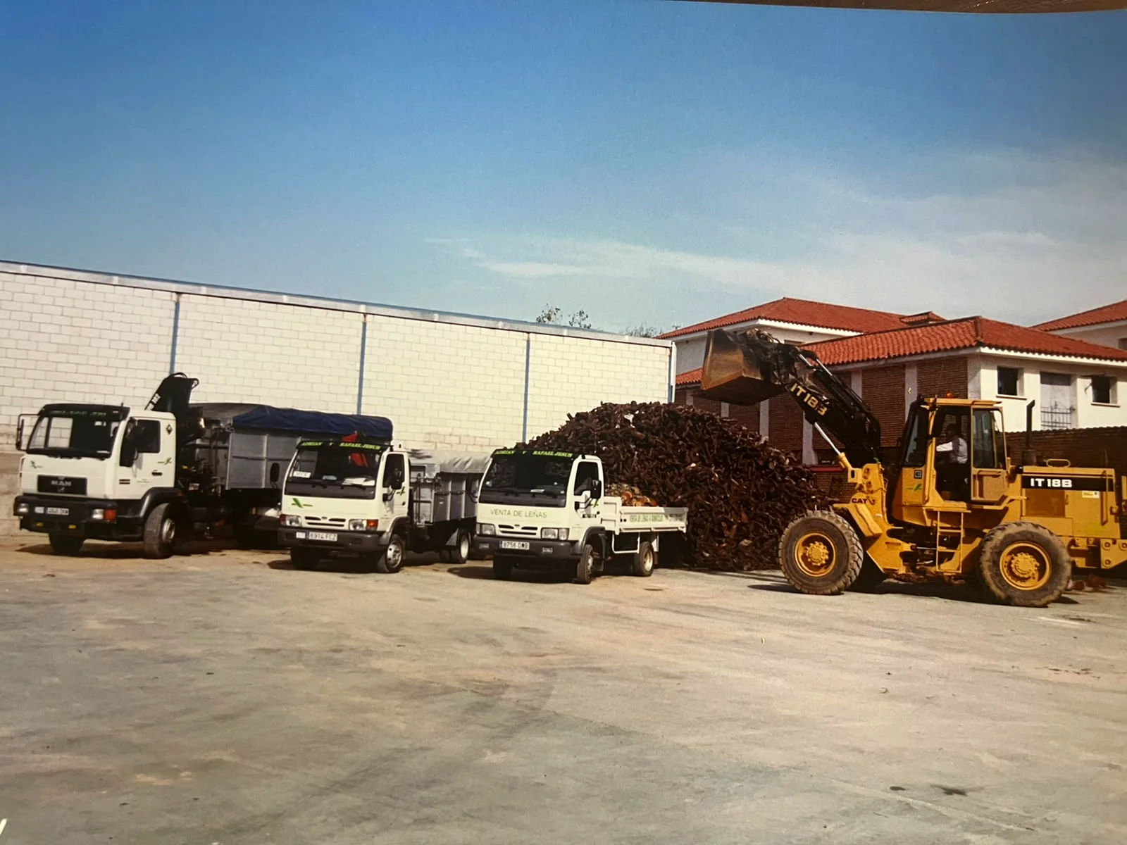 Camiones y maquinaria en nuestras instalaciones